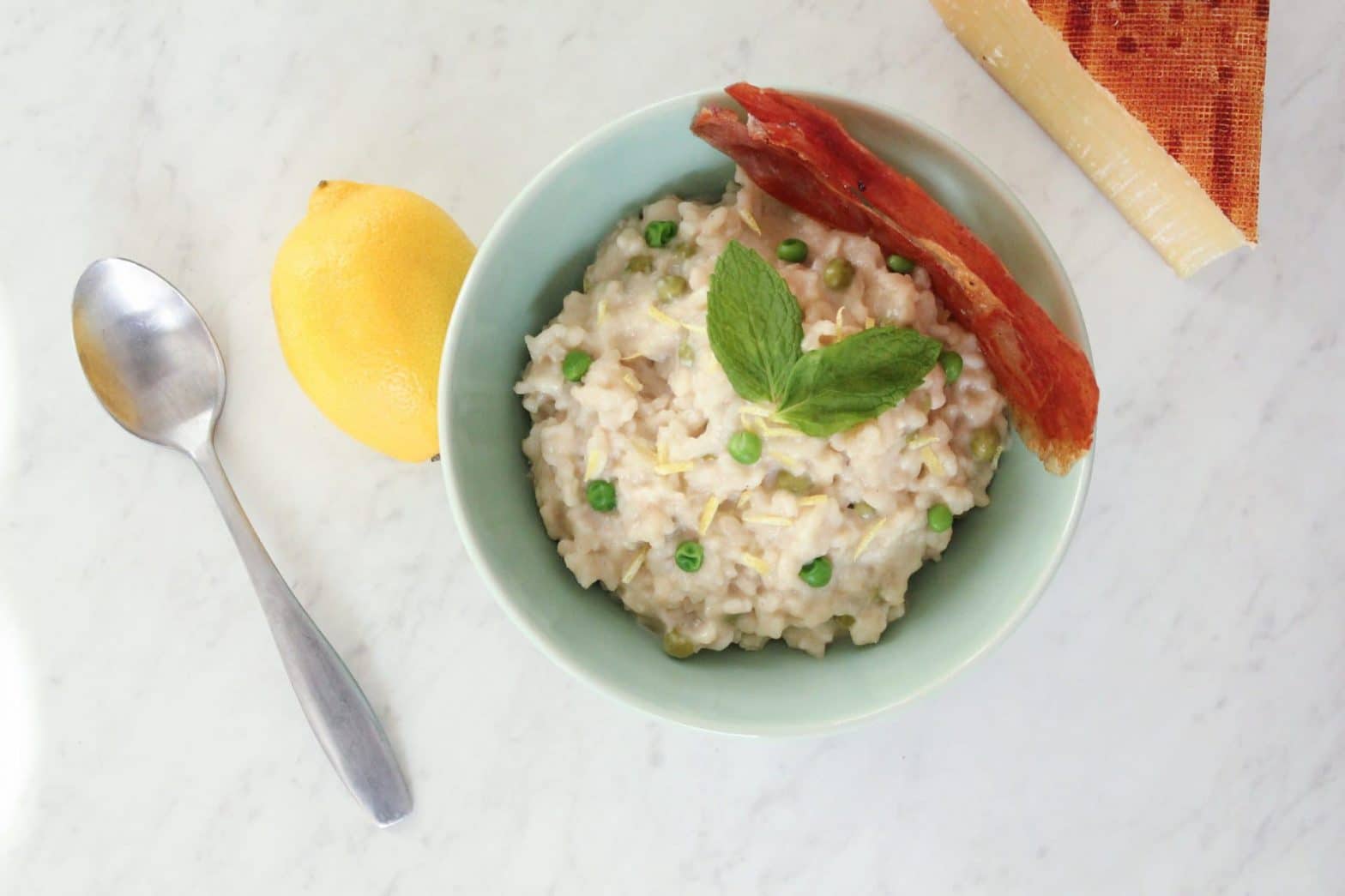 Creamy Risotto Recipe with Mahón-Menorca Cheese, Peas, Lemon, Mint, and Crispy Prosciutto