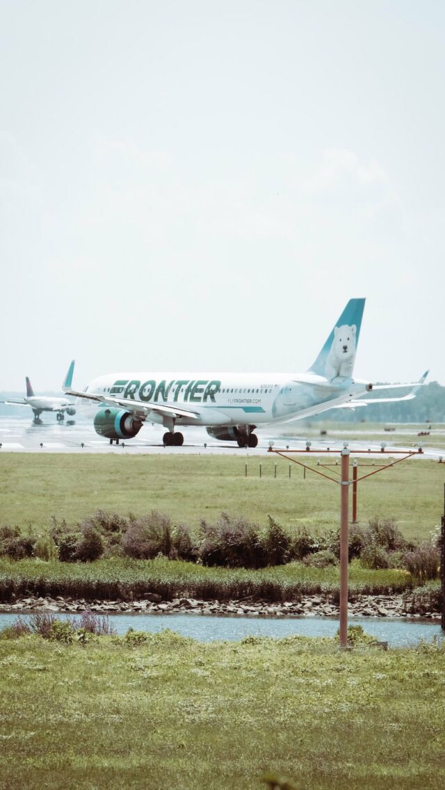 Tell us: are you first or last on the plane? ✈️ We think airlines should charge MORE to get on the plane LAST! 😅 

And we were definitely right on this flight: we were nearly the last ones on and we all waited about an hour on the massively hot jet bridge 🥵
